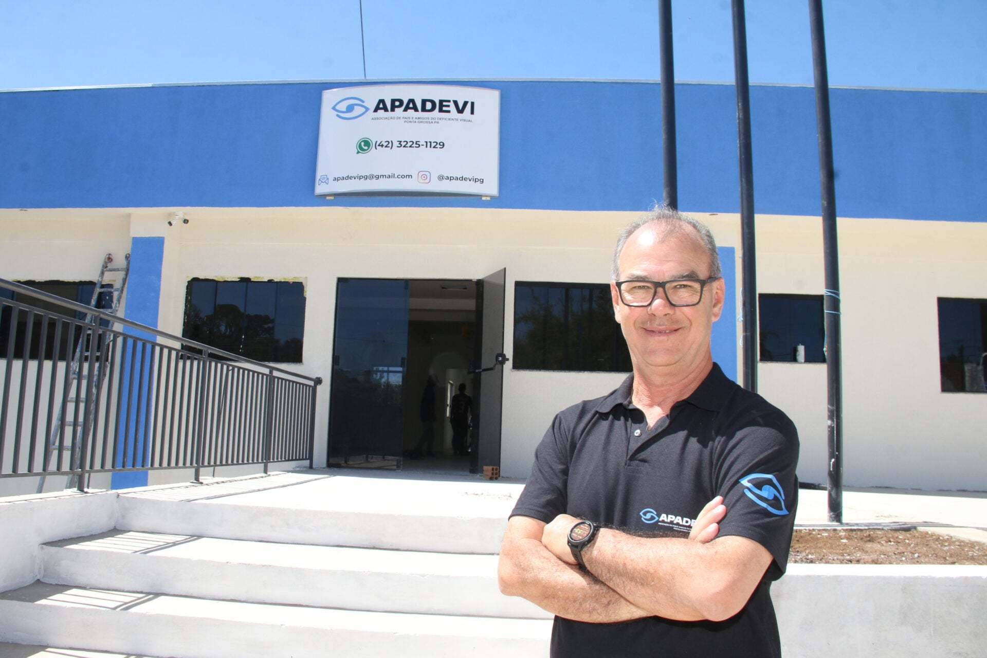 Presidente da Apadevi posa para foto diante do prédio prestes a ser inaugurado