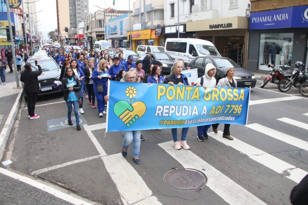 Manifestação em favor do ensino especializado, como APAE