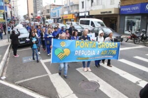 Manifestação em favor do ensino especializado, como APAE
