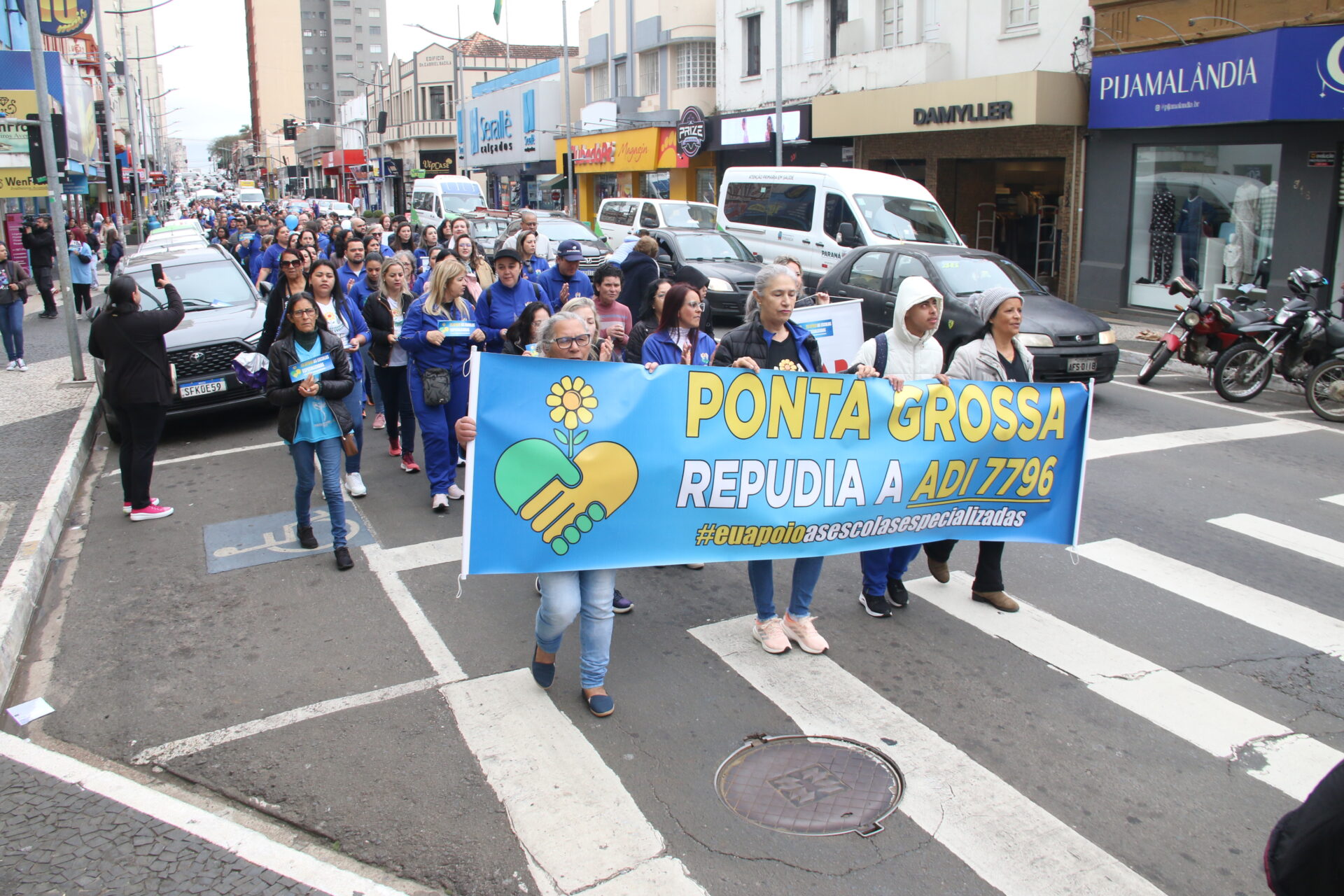 Manifestação em favor do ensino especializado, como APAE