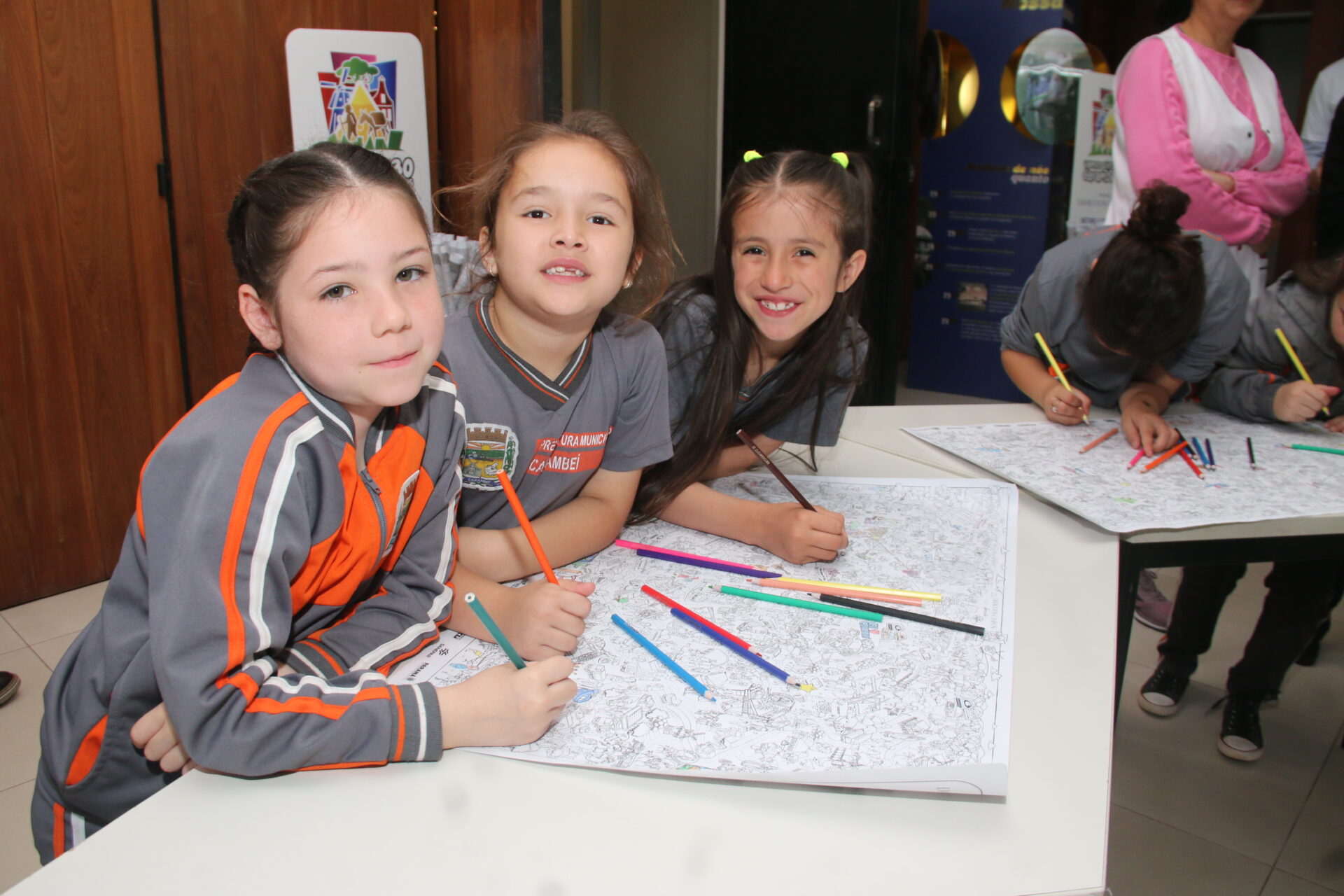 Crianças pintando o mapa do projeto Vamos Pintar Carambeí