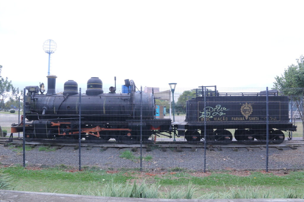 Locomotiva 250 e seu tender no Parque Ambiental.