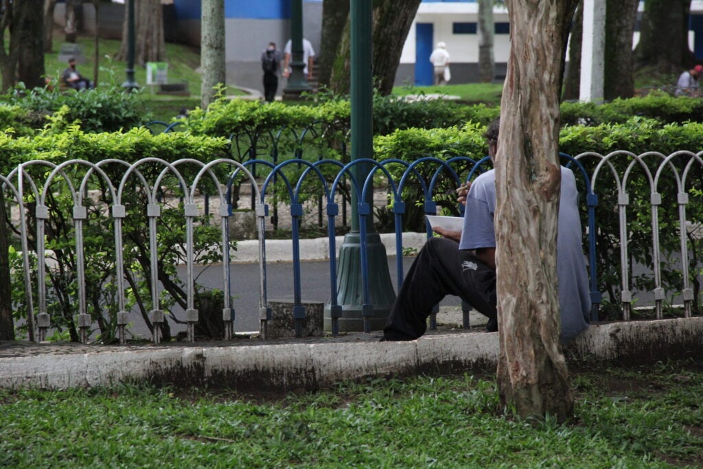 Praça do Ponto Azul é onde mais concentra moradores de rua