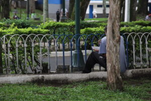 Praça do Ponto Azul é onde mais concentra moradores de rua