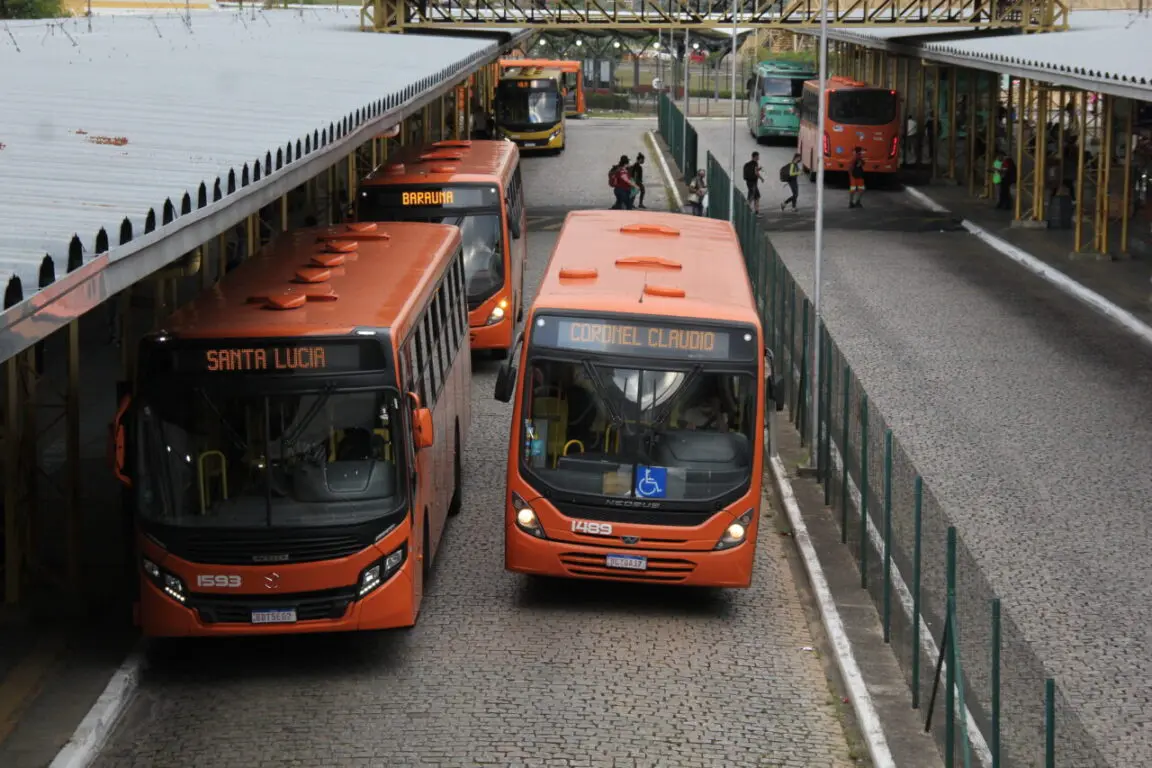 Ônibus públicos de Ponta Grossa em tráfego no terminal central de PG.