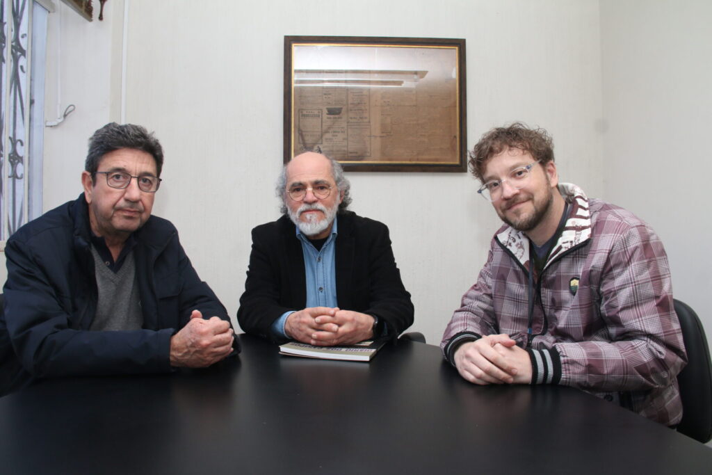 o diretor-presidente do Diário dos Campos, Wilson Oliveira, o escritor e jornalista Nilson Monteiro e o jornalista e editor-chefe do DC, Danilo Kossoski