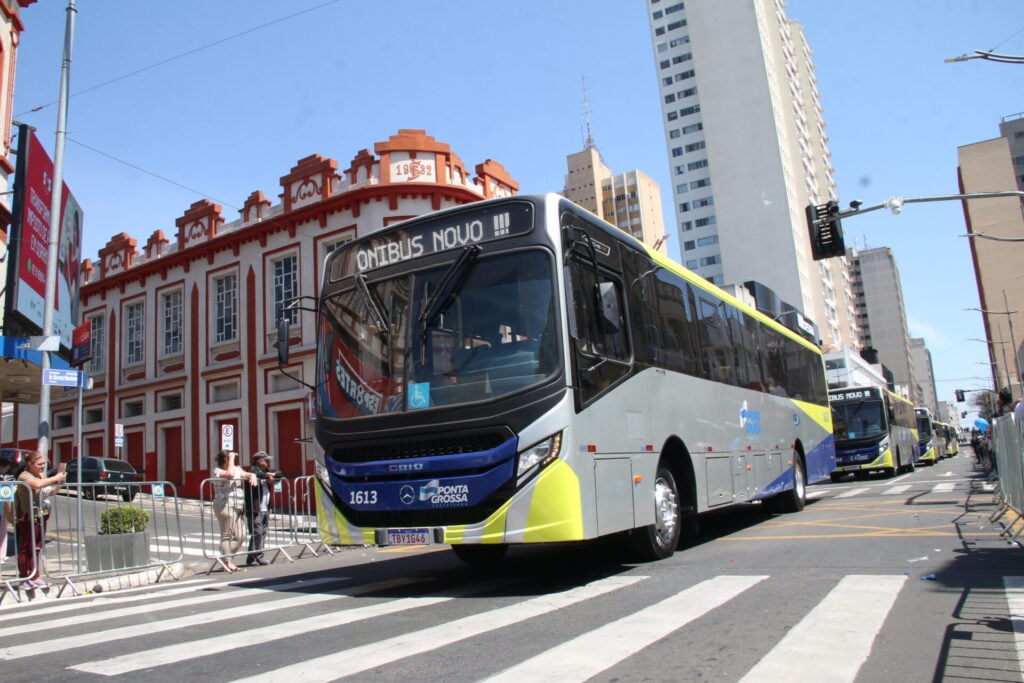 VCG: Novos ônibus da frota do transporte coletivo de Ponta Grossa no desfile de aniversário da cidade no dia 15 de setembro. Tarifa técnica foi divulgada