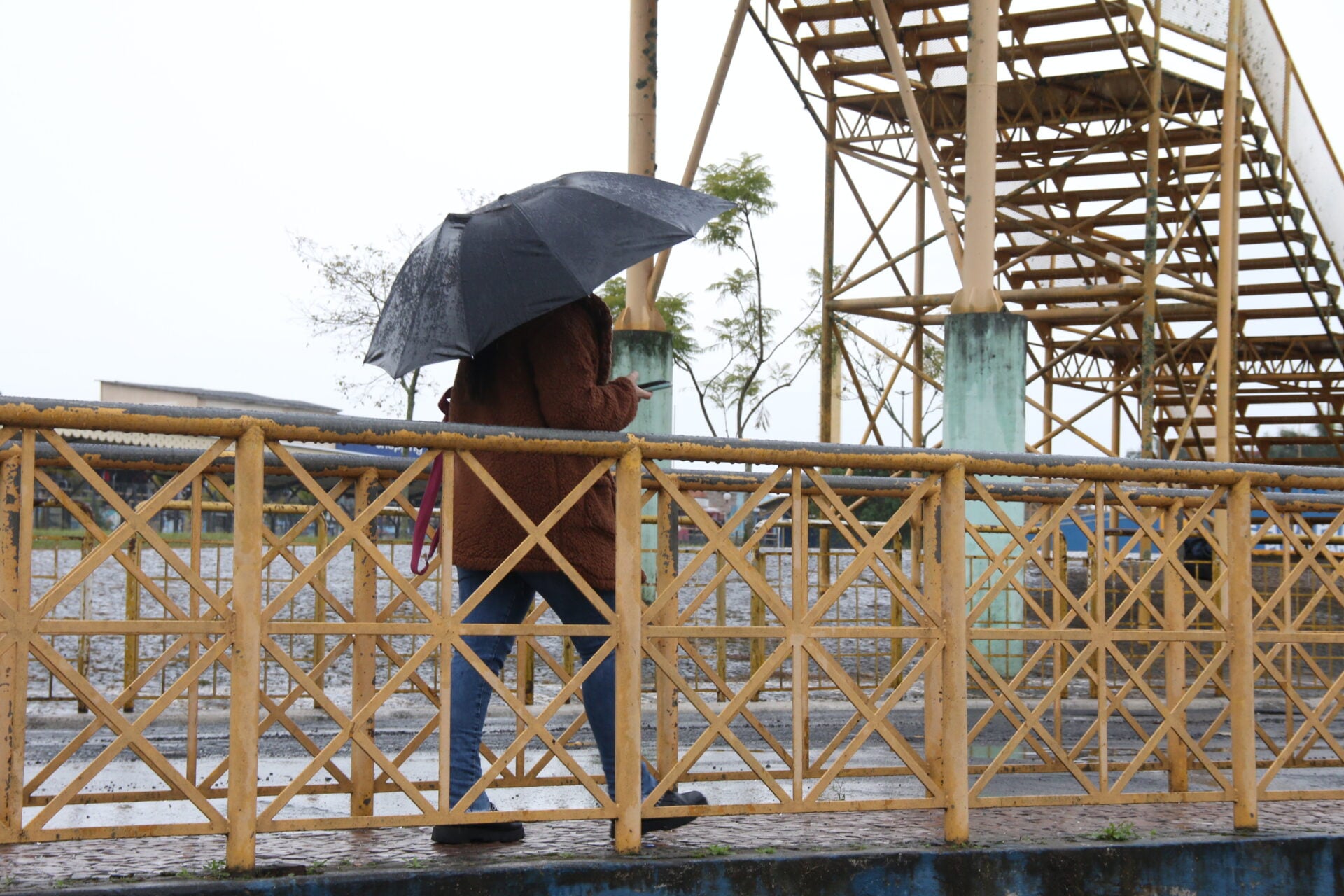 Pedestre com guarda-chuva ilustra previsão do tempo em Ponta Grossa