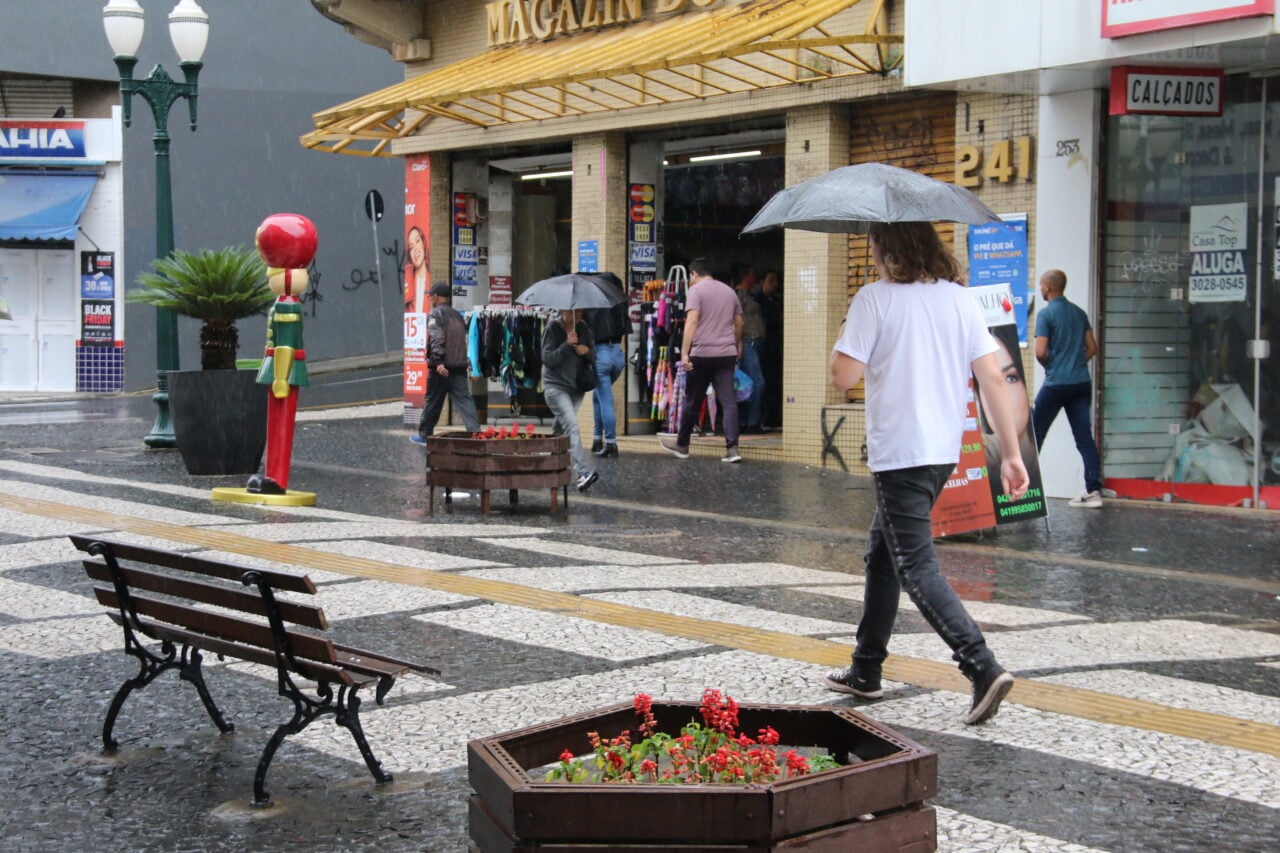 Foto do calçadão de PG em dia chuvoso ilustra a previsão do tempo