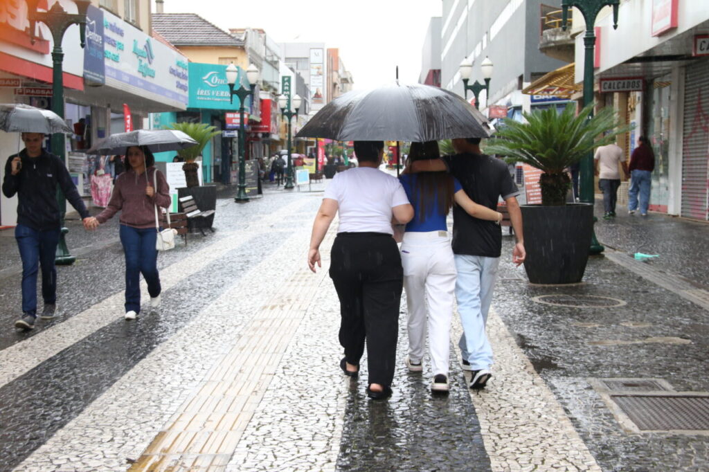 Foto de pessoas no calçadão ilustra a previsão do tempo de hoje