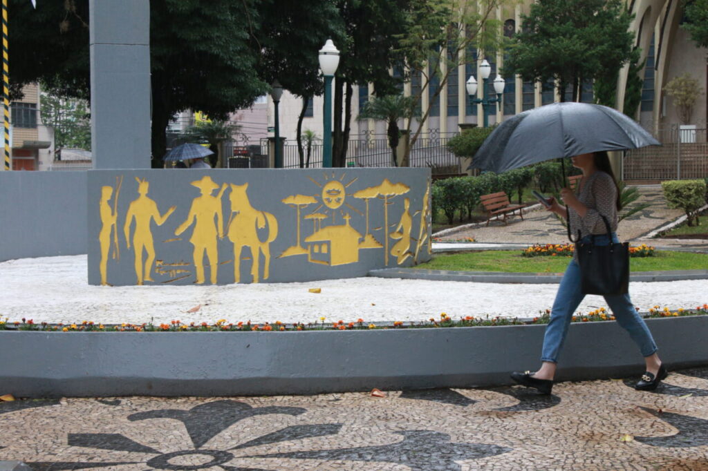 Foto da praça marechal Floriano Peixoto ilustra a previsão do tempo para hoje.