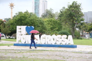 Fotografia de pessoa com guarda chuva no Centro de Ponta Grossa ilustra a previsão do tempo