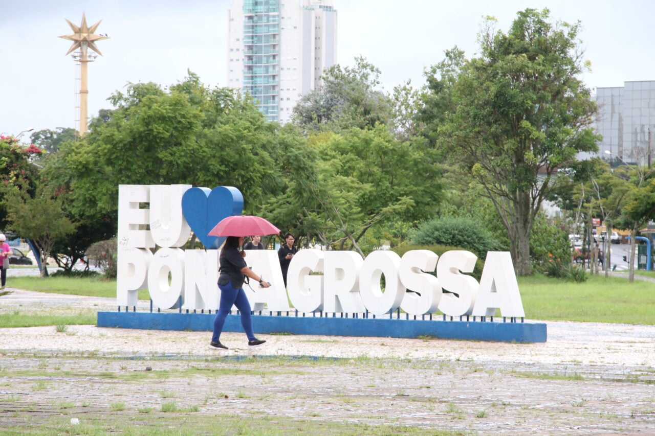 Fotografia de pessoa com guarda chuva no Centro de Ponta Grossa ilustra a previsão do tempo