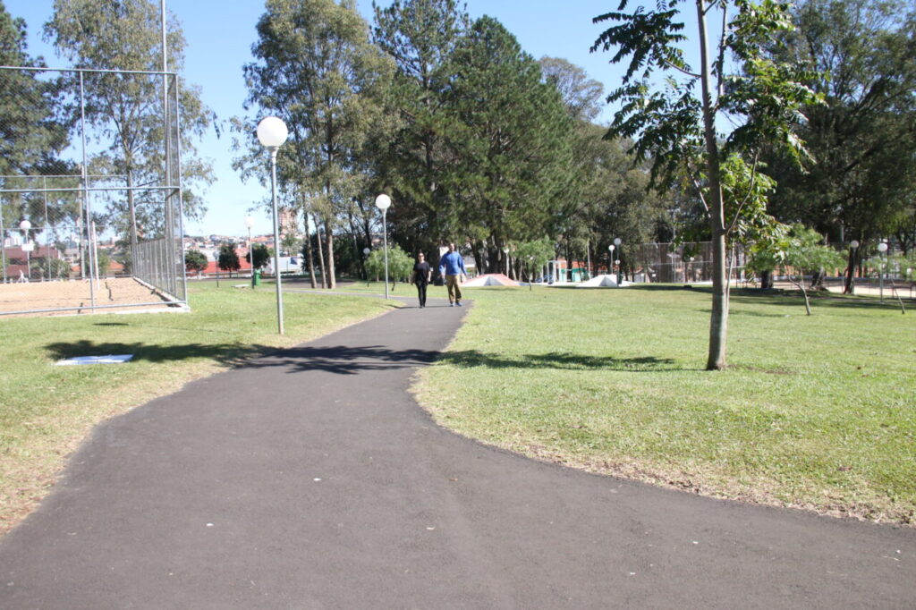 Pista de caminhada da praça Monteiro Lobato ilustra Previsão do tempo em PG