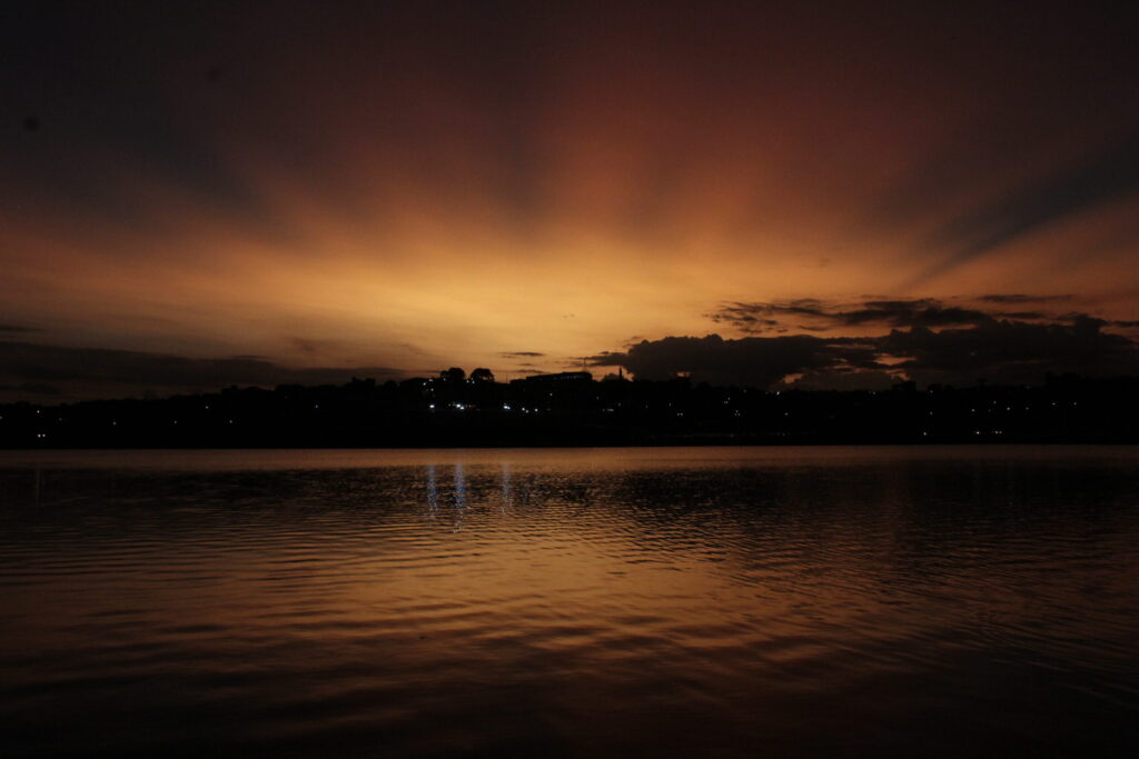 Foto do por-do-sol no Lago de Olarias, em Ponta Grossa