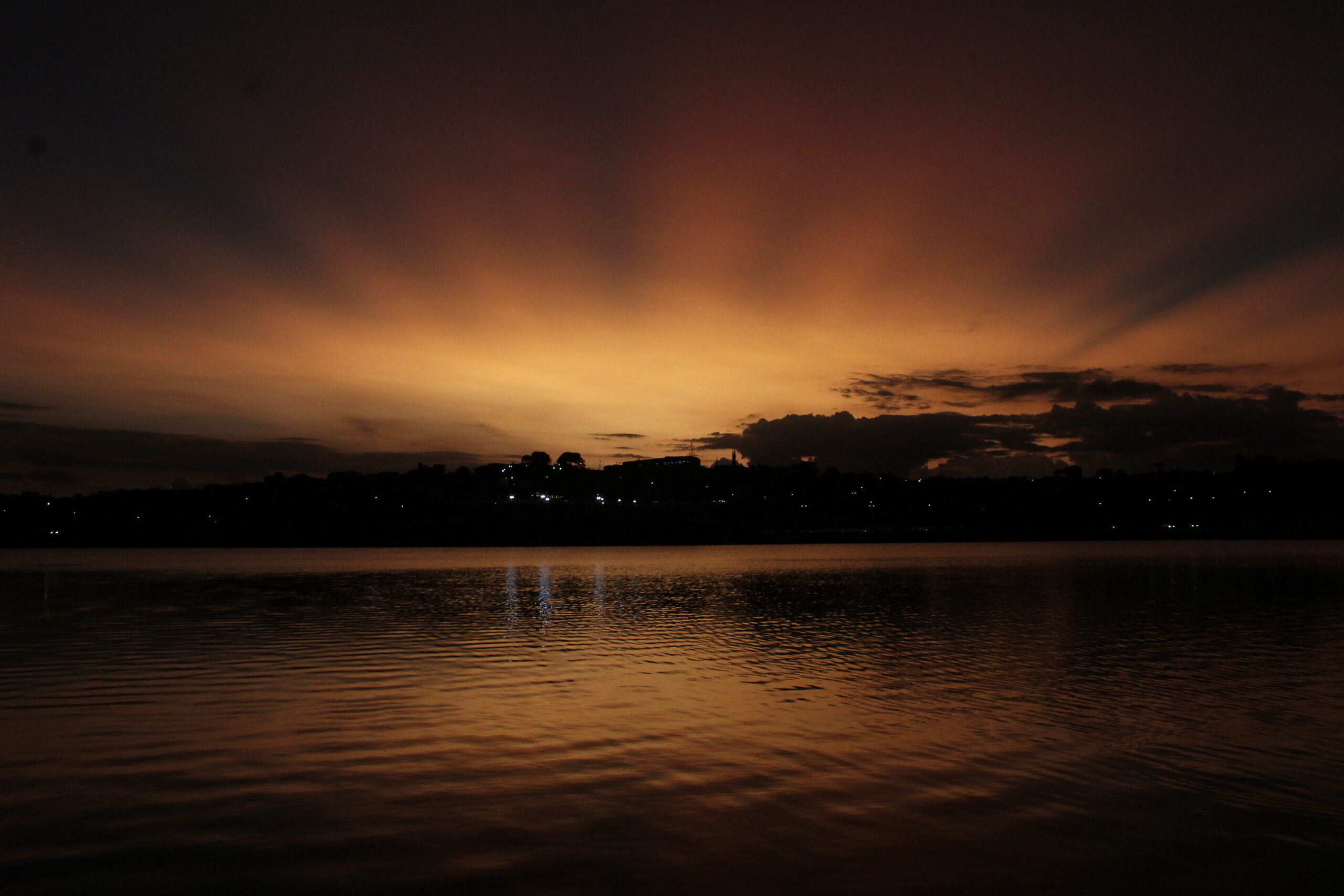 Foto do pôr do sol no Lago de Olarias, em Ponta Grossa