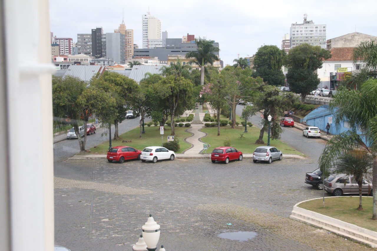 Praça João Pessoa, em Ponta Grossa, ilustra a previsão do tempo.