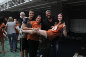 Foto de Isabela Acras, junto com a família, comemorando resultado do PSS