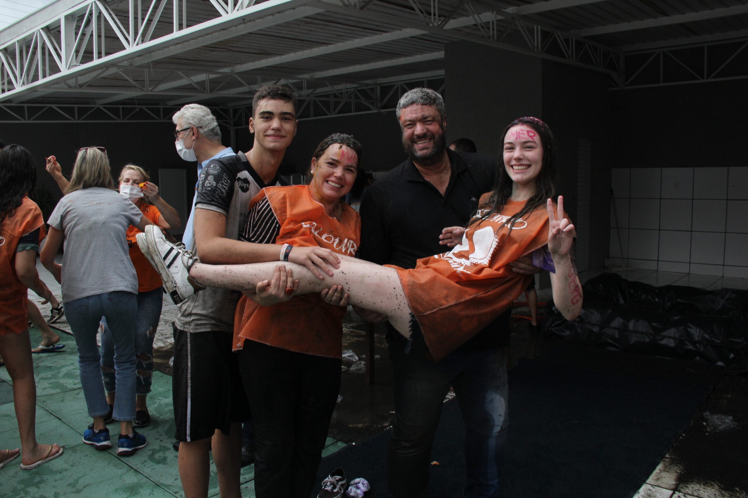 Foto de Isabela Acras, junto com a família, comemorando resultado do PSS