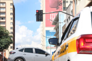 Semáforo com contagem por coloração em avenida de Ponta Grossa