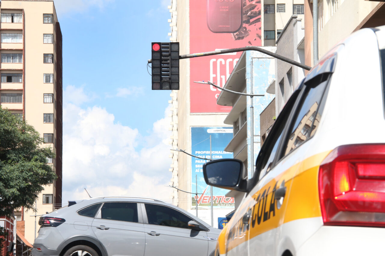 Semáforo com contagem por coloração em avenida de Ponta Grossa