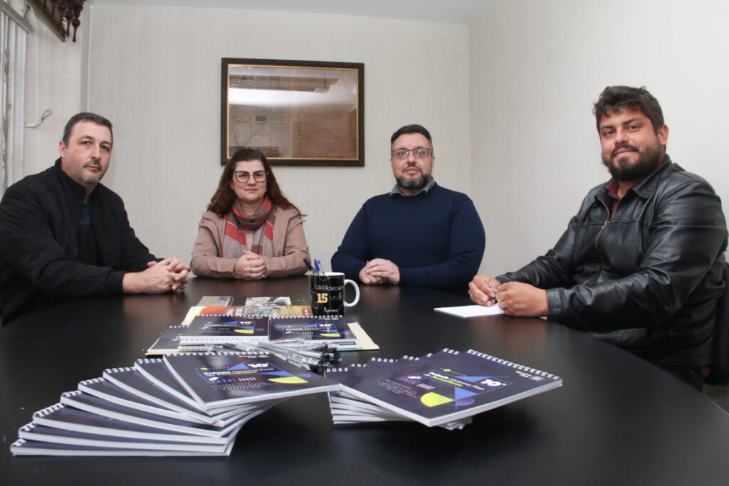 Representantes do Sistema Fiep e Repórter do DC.