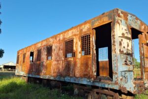 Vagão pagador, em antigo pátio da RFFSA, em Ponta Grossa