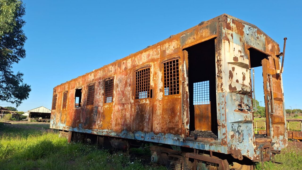 Vagão pagador, em antigo pátio da RFFSA, em Ponta Grossa