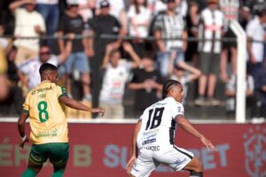Jogador do Operário e do Cuiabá disputam bola.