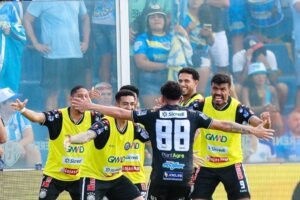 Jogadores do Operário comemoram em frente à torcida do Paysandu em Belém do Pará.
