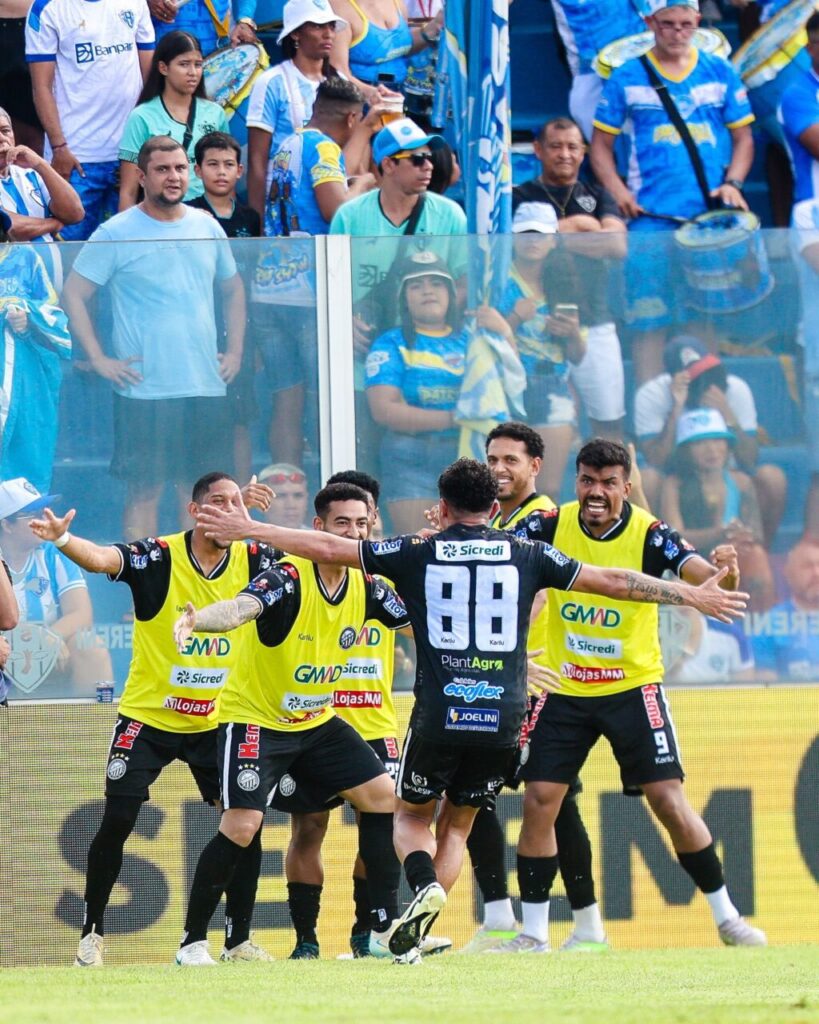 Jogadores do Operário comemoram em frente à torcida do Paysandu em Belém do Pará.