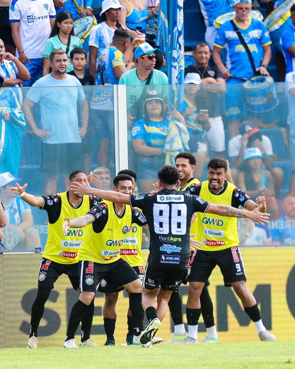 Jogadores do Operário comemoram em frente à torcida do Paysandu em Belém do Pará.