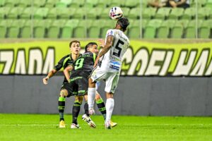 Jogador do Operário e do América-MG disputam bola na Série B.