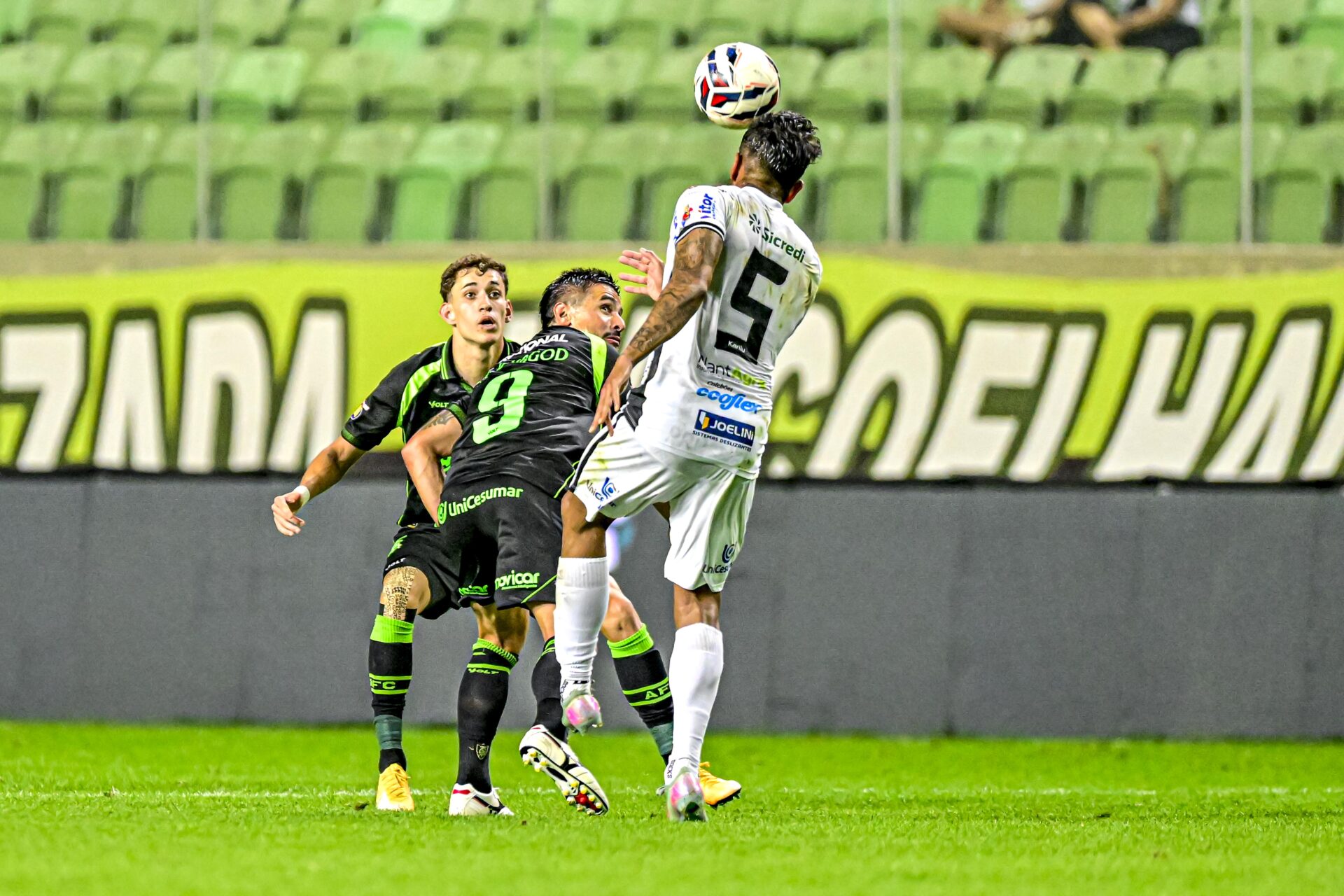 Jogador do Operário e do América-MG disputam bola na Série B.