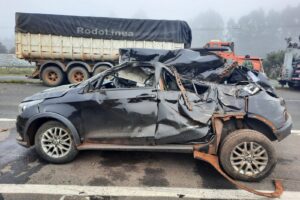 Veículo capota após bater em caminhão na PR-151
