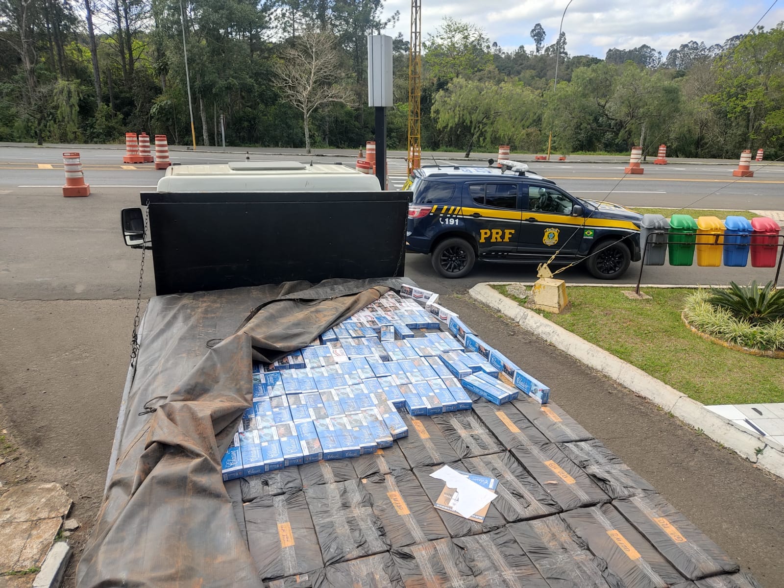 PRF apreende 120 mil maços de cigarros em rodovia da região