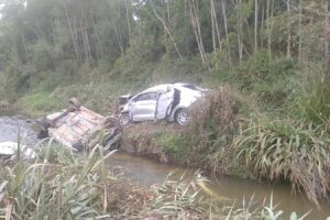 Capotamento dois veículos no rio