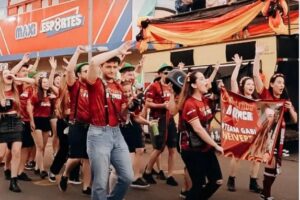 Participantes do Desfile da Münchenfest 2024 em trajes e adereços típicos da festa