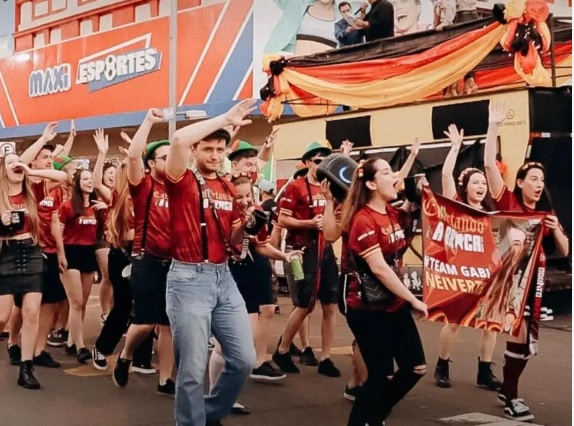 Participantes do Desfile da Münchenfest 2024 em trajes e adereços típicos da festa
