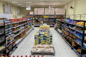 Foto de diversos produtos em prateleiras de supermercado no Mercado da Família de Ponta Grossa
