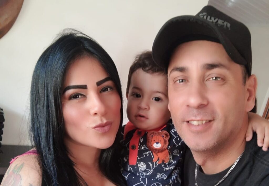 Empresário vende pastel em prol do filho que sofre de convulsão