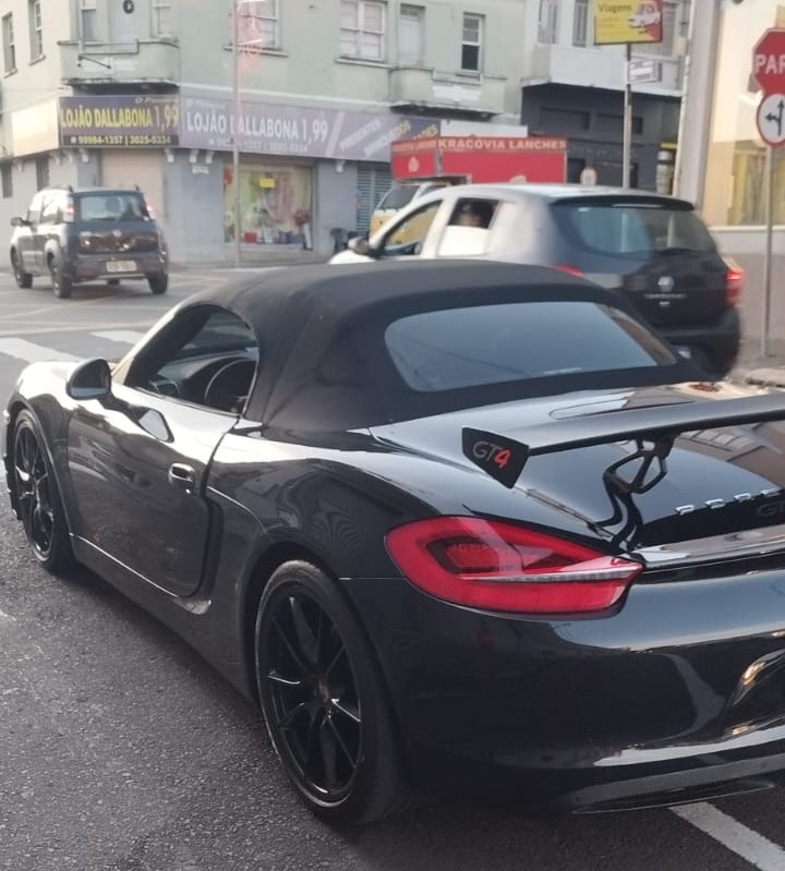 Carro suspeito foi abordado