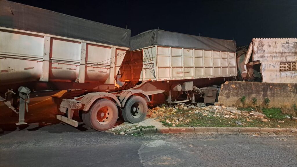 Caminhão invadiu uma casa na Rua Batuíra, em Ponta Grossa