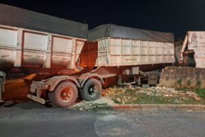 Caminhão invadiu uma casa na Rua Batuíra, em Ponta Grossa