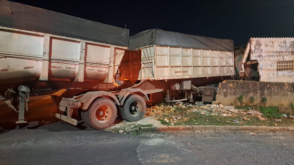 Caminhão invadiu uma casa na Rua Batuíra, em Ponta Grossa