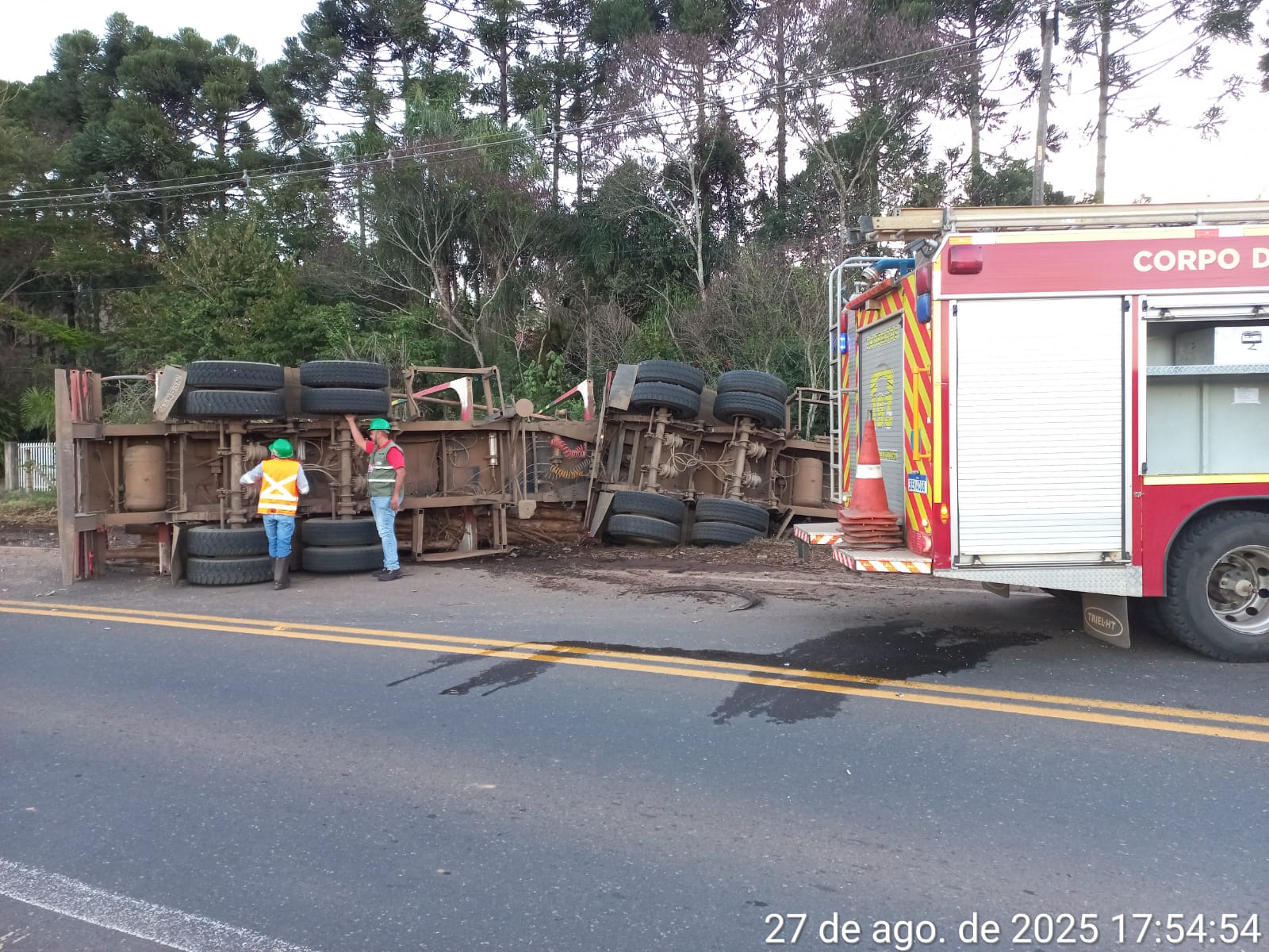 Caminhão tombou e motorista morreu