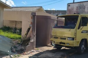 Caminhão atingiu duas casas no bairro Uvaranas