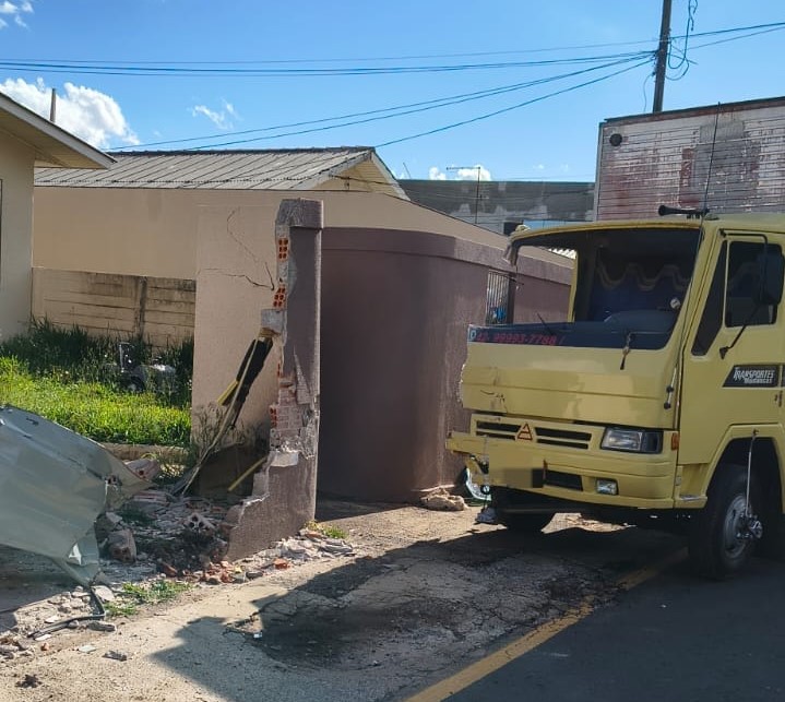 Caminhão atingiu duas casas no bairro Uvaranas