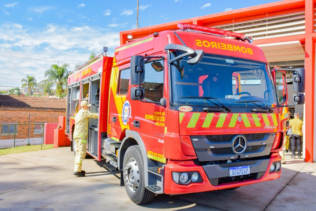 Caminhão de combate a incêndio do Corpo de Bombeiros