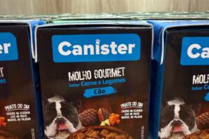 Embalagens da Canister, marca de alimentos pets envolvida na parceria firmada pela Tetra Pak